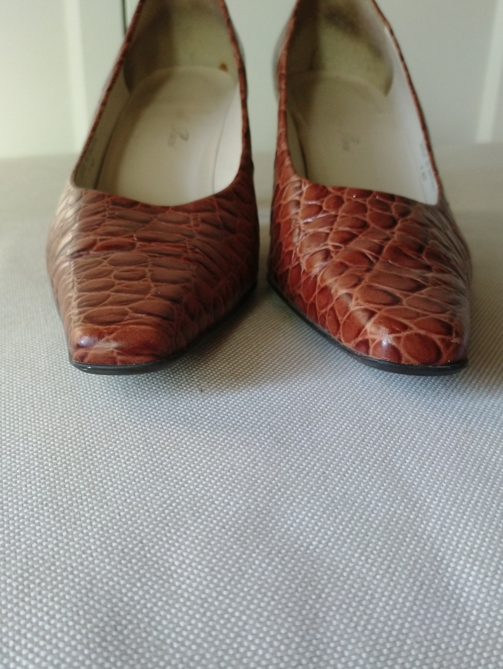 Marcello Paci Tan Textured Croc-Embossed Leather Women’s Pumps - Picture 5 of 9
